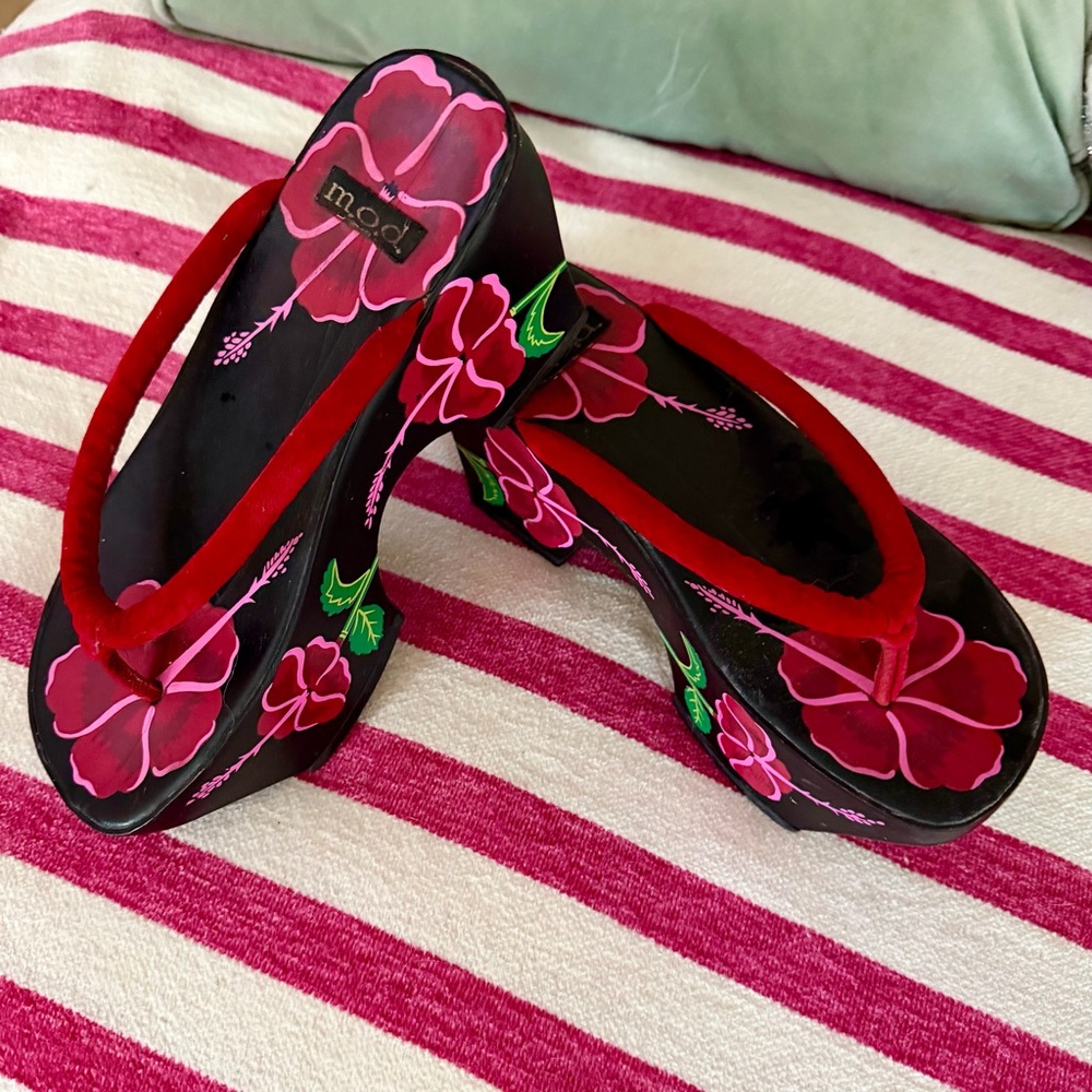Vintage mod Kabuki Clogs Pink Hibiscus Platform Sandals